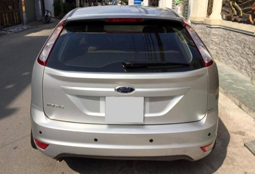 Ford Focus với một bên đèn trắng, một bên đỏ (dưới cùng) Ford Focus với một bên đèn trắng, một bên đỏ (dưới cùng).