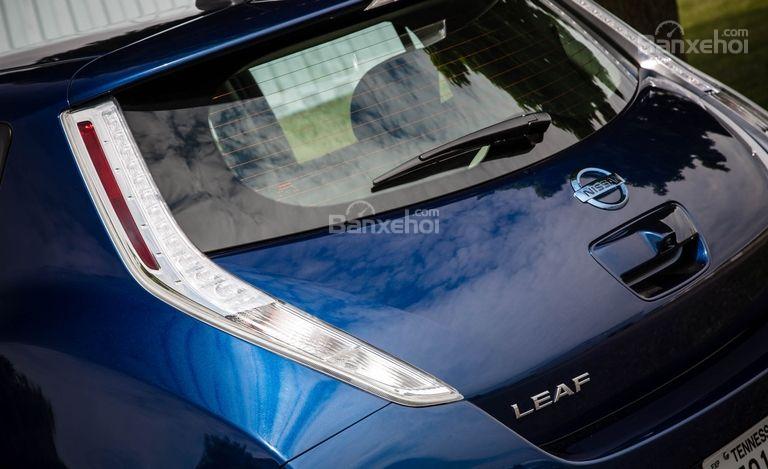 Đánh giá xe Nissan Leaf 2017: Đèn hậu thiết kế ôm dọc đuôi xe.