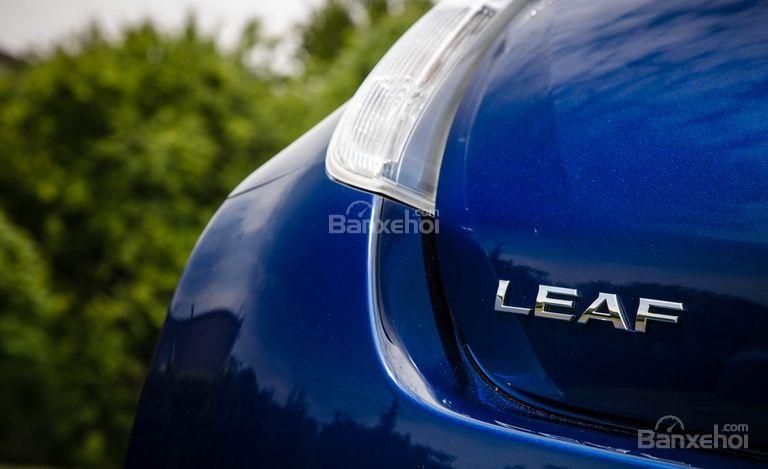 Đánh giá xe Nissan Leaf 2017: Tên xe nằm ở phía đuôi.