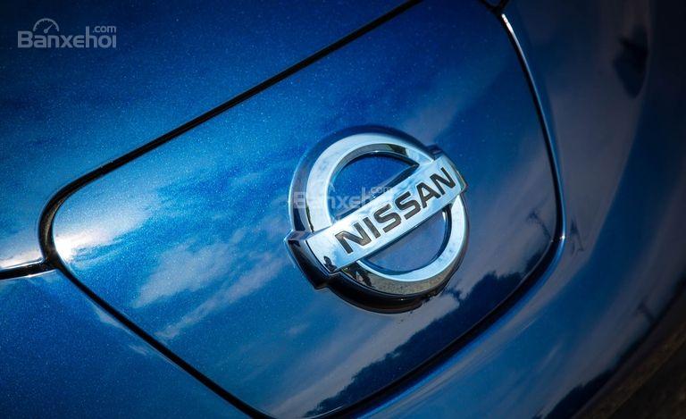 Đánh giá xe Nissan Leaf 2017: Logo Nissan ở đầu xe.