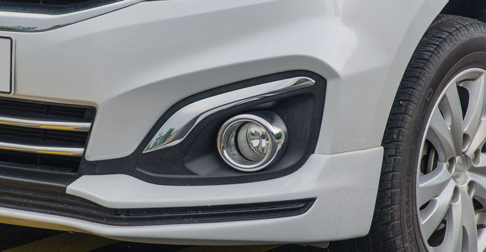 Đánh giá xe Suzuki Ertiga 2017: Hốc đèn sương mù mạ crom nổi bật .