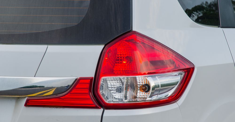 Đánh giá xe Suzuki Ertiga 2017: Đèn hậu sử dụng bóng Halogen.