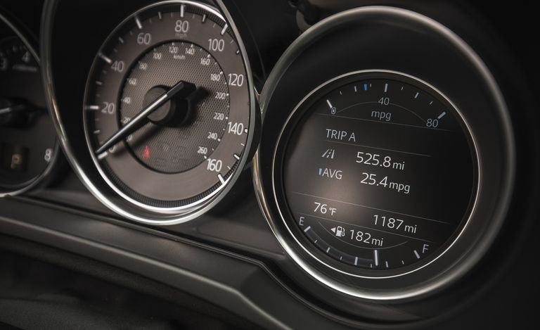 Đánh giá xe Mazda CX-5 2018: Cụm đồng hồ tinh tế 121a