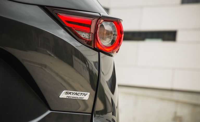 Đánh giá xe Mazda CX-5 2018: Đèn hậu tinh tế a112