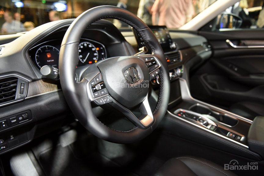 Đánh giá xe Honda Accord 2018: Vô lăng 3 chấu.