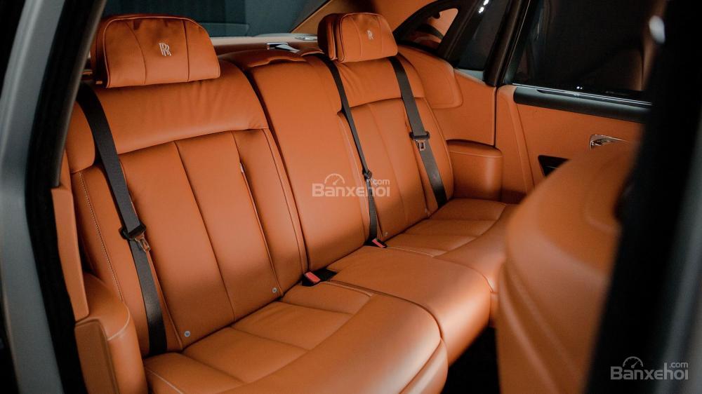 So sánh Rolls-Royce Phantom 2018 thế hệ mới và cũ về hàng ghế sau 1 So sánh Rolls-Royce Phantom 2018 thế hệ mới và cũ về hàng ghế sau a1