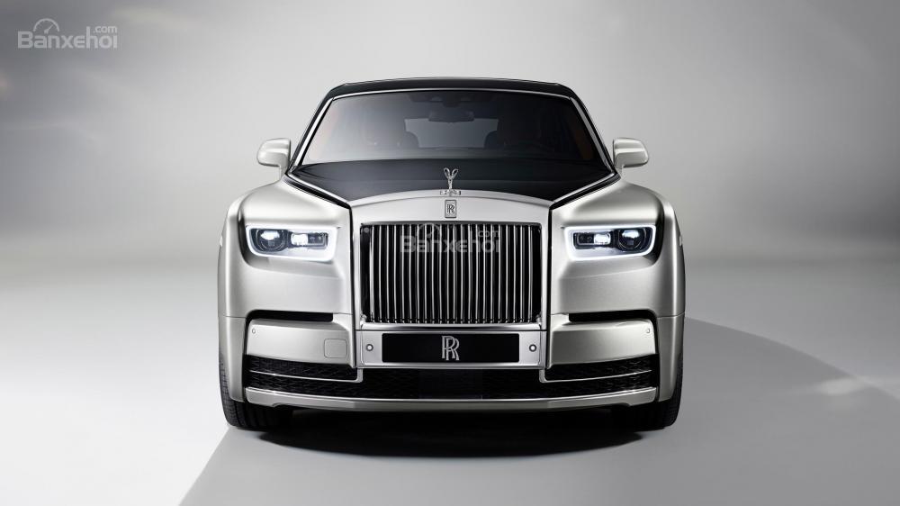 So sánh Rolls-Royce Phantom 2018 thế hệ mới và cũ về thiết kế đầu xe 1 So sánh Rolls-Royce Phantom 2018 thế hệ mới và cũ về thiết kế đầu xe a1