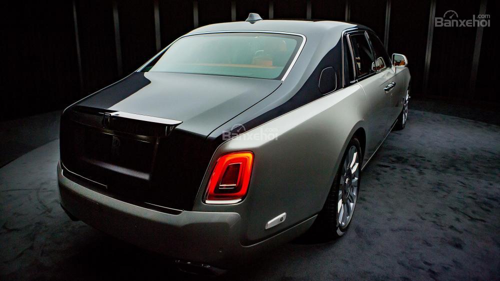 So sánh Rolls-Royce Phantom 2018 thế hệ mới và cũ về thiết kế đuôi xe 1 So sánh Rolls-Royce Phantom 2018 thế hệ mới và cũ về thiết kế đuôi xe a1