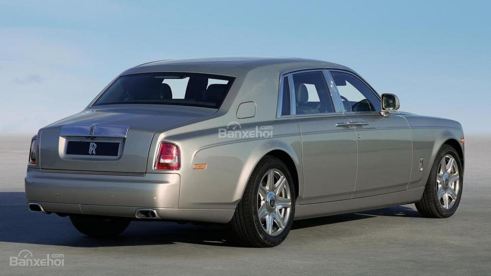 So sánh Rolls-Royce Phantom 2018 thế hệ mới và cũ về thiết kế đuôi xe 2 So sánh Rolls-Royce Phantom 2018 thế hệ mới và cũ về thiết kế đuôi xe a2