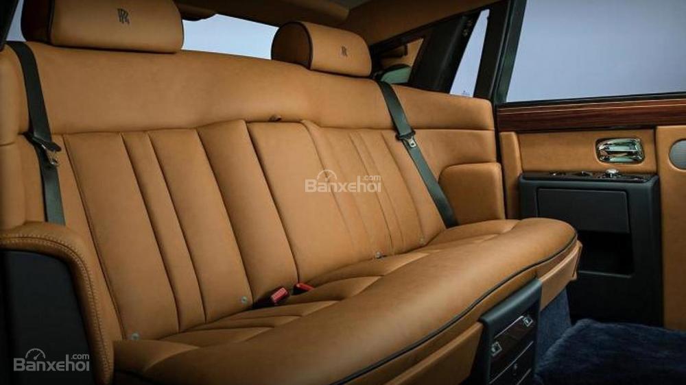 So sánh Rolls-Royce Phantom 2018 thế hệ mới và cũ về hàng ghế sau 2 So sánh Rolls-Royce Phantom 2018 thế hệ mới và cũ về hàng ghế sau a2