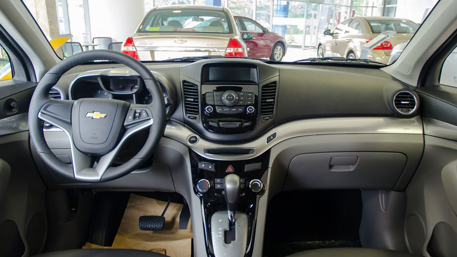 So sánh nội thất xe Suzuki Ertiga 2017 và Chevrolet Orlando 2016: Một thanh lịch, một cá tính 2