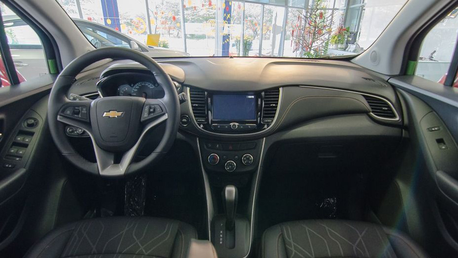So sánh Chevrolet Trax 2017 và Suzuki Vitara 2016 về nội thất: Xe công nghệ và xe gia đình So sánh Chevrolet Trax 2017 và Suzuki Vitara 2016 về nội thất: Xe công nghệ và xe gia đình 1