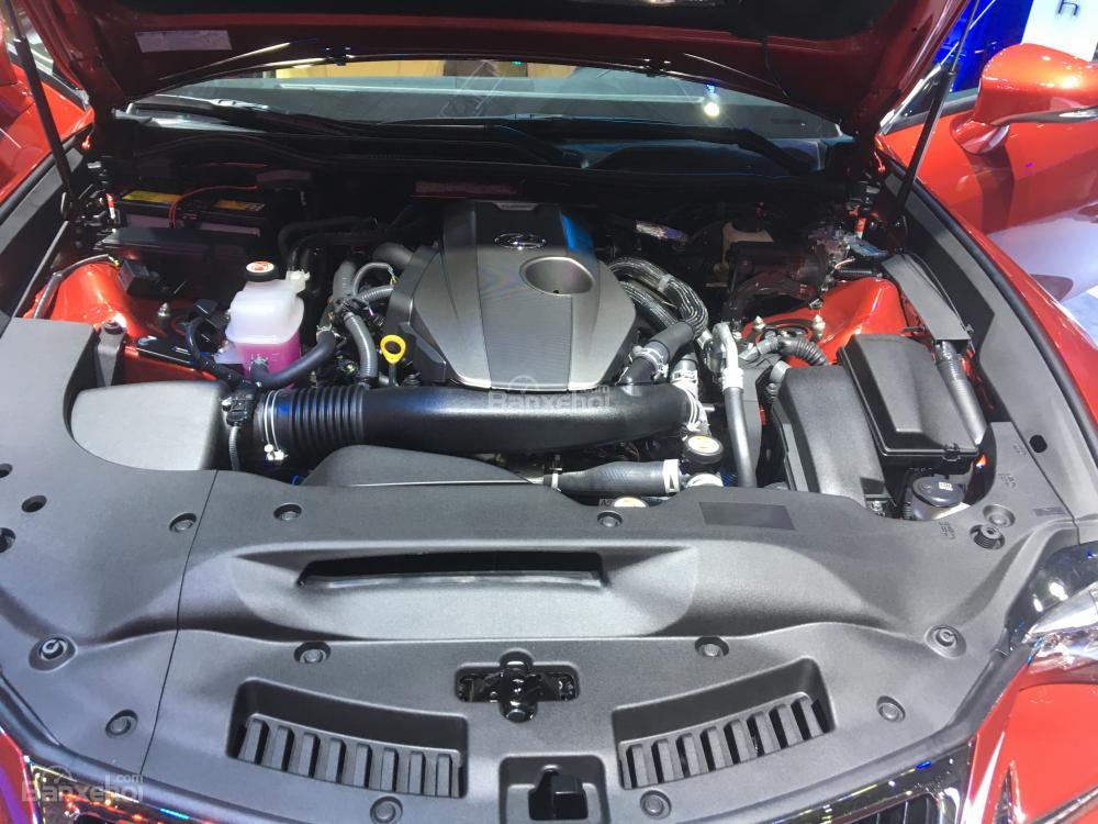 Lexus RC Turbo sở hữu động cơ tăng áp 2.0L mạnh 241 mã lực.