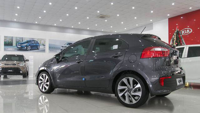 Đánh giá xe Kia Rio 2017: Thân xe vẫn là đường dập gân nổi bật a9