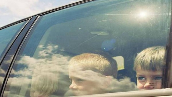 Không ít trường hợp tử vong vì người lớn để trẻ em lại trong xe dưới điều kiện nắng nóng Không ít trường hợp tử vong vì người lớn để trẻ em lại trong xe dưới điều kiện nắng nóng.