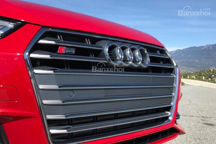 Đánh giá xe Audi S4 2018: Lưới tản nhiệt miệng rộng.
