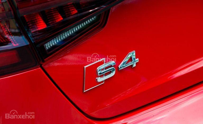Đánh giá xe Audi S4 2018: Logo xe.