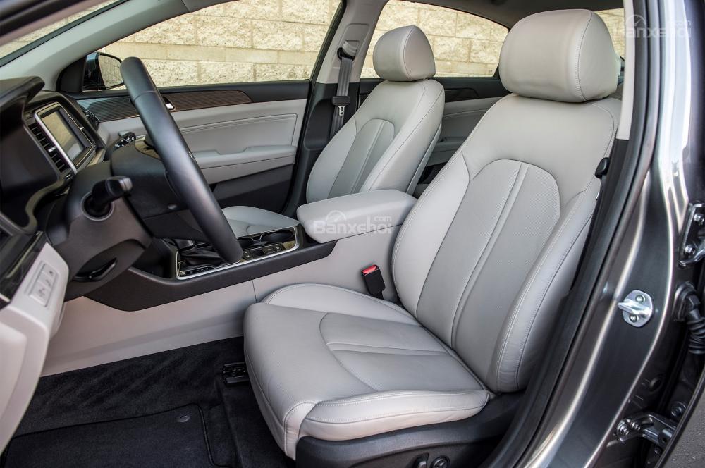 Đánh giá xe Hyundai Sonata 2018: Hàng ghế trước của xe.