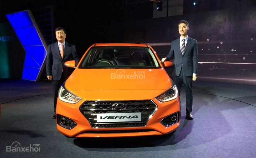 Hyundai Verna 2017 thế hệ mới chính thức ra mắt Ấn Độ với giá từ 284 triệu đồng.