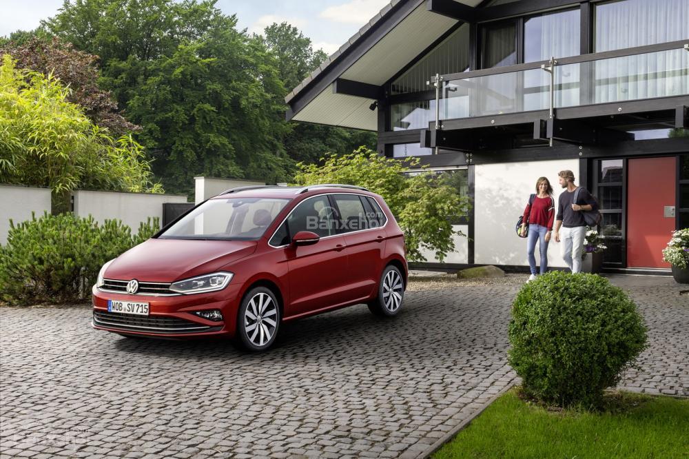 Vén màn Volkswagen Golf Sportsvan 2018 trước ngày ra mắt Frankfurt.