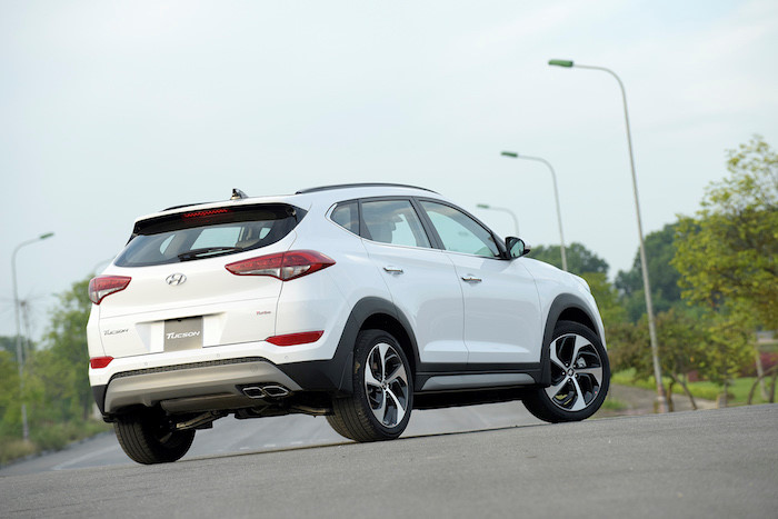 So sánh xe Hyundai Tucson CKD 2017 và Mazda CX-5 2016 về đuôi xe 8