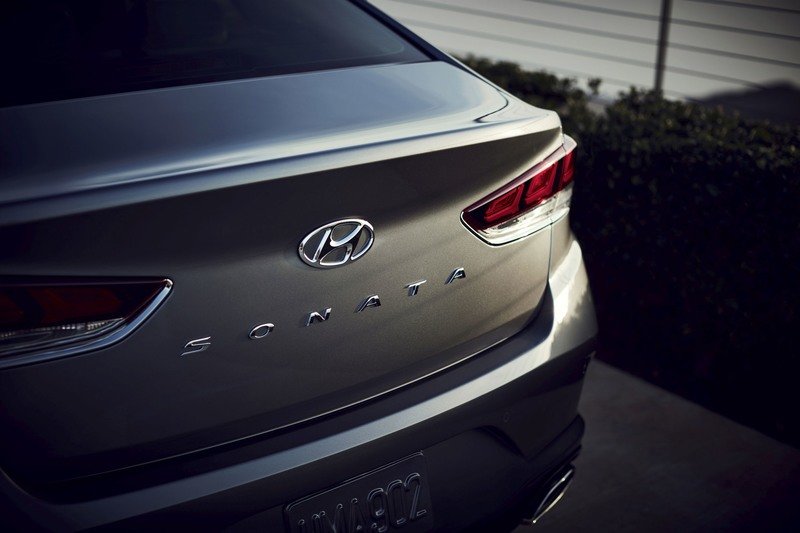 Đánh giá xe Hyundai Sonata 2018: Logo.