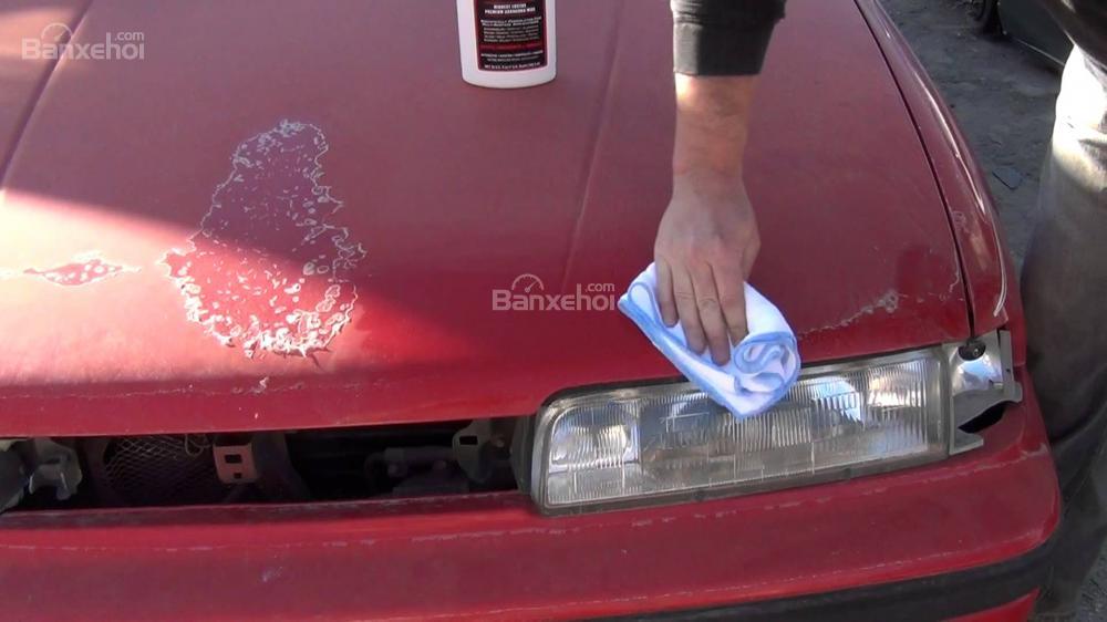 3 cách đơn giản loại bỏ vết oxi hóa trên lớp sơn xe.