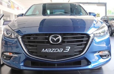 Đánh giá xe Mazda 3 2017: Logo xe nằm trọn ở lưới tản nhiệt a4