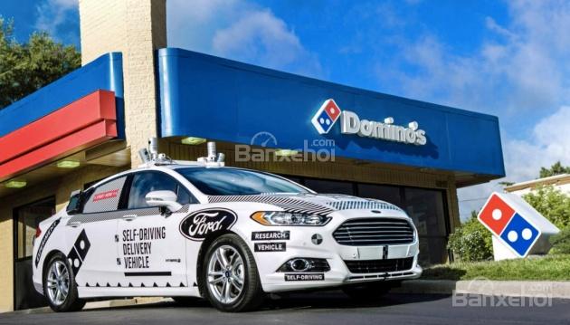 Ford Fusion Hybrid giao bánh pizza