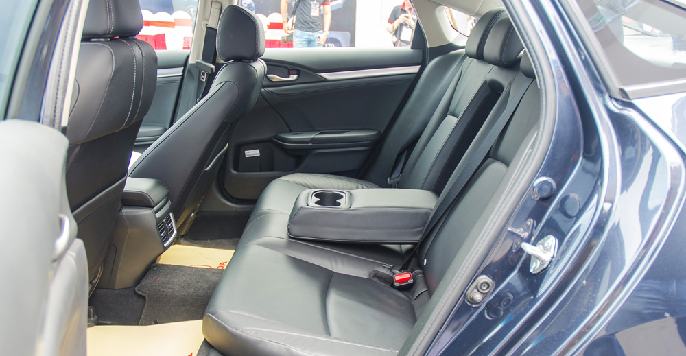 Ghế sau Honda Civic 2017 có tựa tay kiêm 2 khay để cốc.