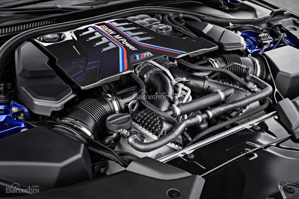 Đánh giá xe BMW M5 2018: Xe được trang bị động cơ V8.
