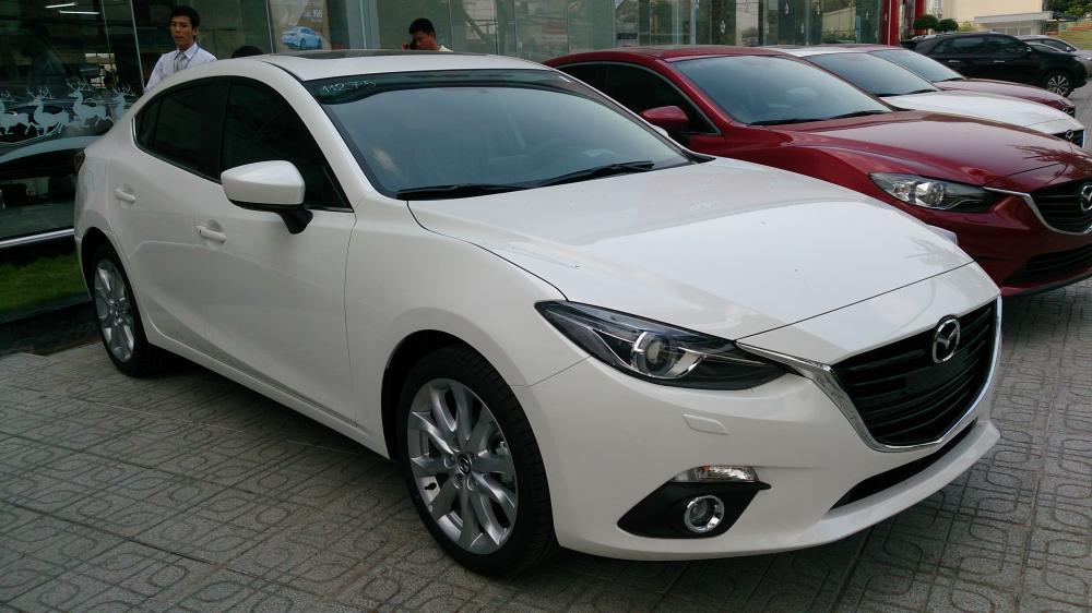 Đầu xe Mazda3 2015.