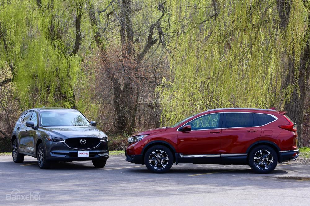  Mazda CX-5 2017 và Honda CR-V 2017 đều cho cảm giác chắc chắn, khỏe khoắn của mẫu SUV gia đình.
