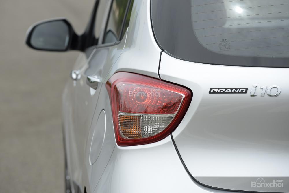Hyundai Grand i10 màu bạc chụp đèn hậu 