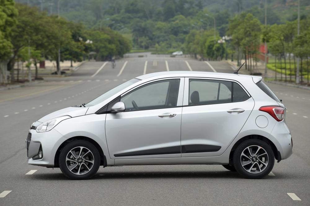 Thân xe Hyundai Grand i10 màu bạc chụp tại đường phố a5