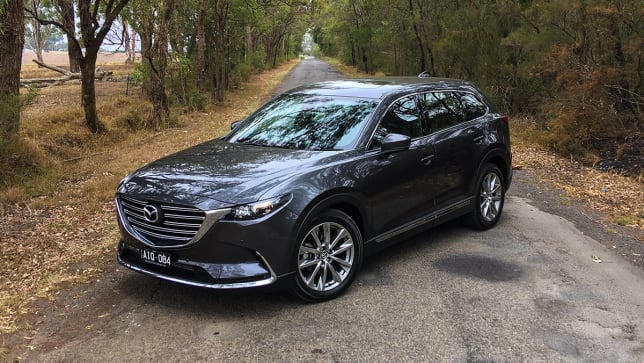 Mazda CX-5 màu đen ngoài phố a1