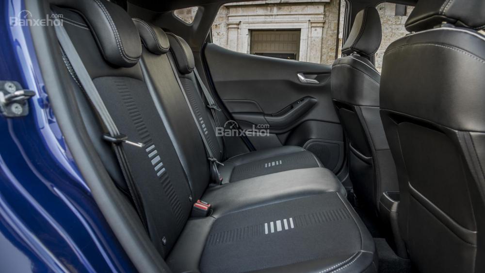 Đánh giá xe Ford Fiesta 2018: Hàng ghế sau phù hợp hơn cho người nhỏ.