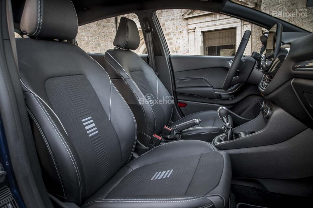 Đánh giá xe Ford Fiesta 2018: Hàng ghế trước dễ dàng điều chỉnh .