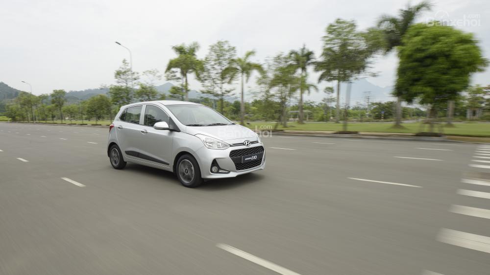 Ảnh chụp Hyundai Grand i10 màu bạc đang chạy trên đường