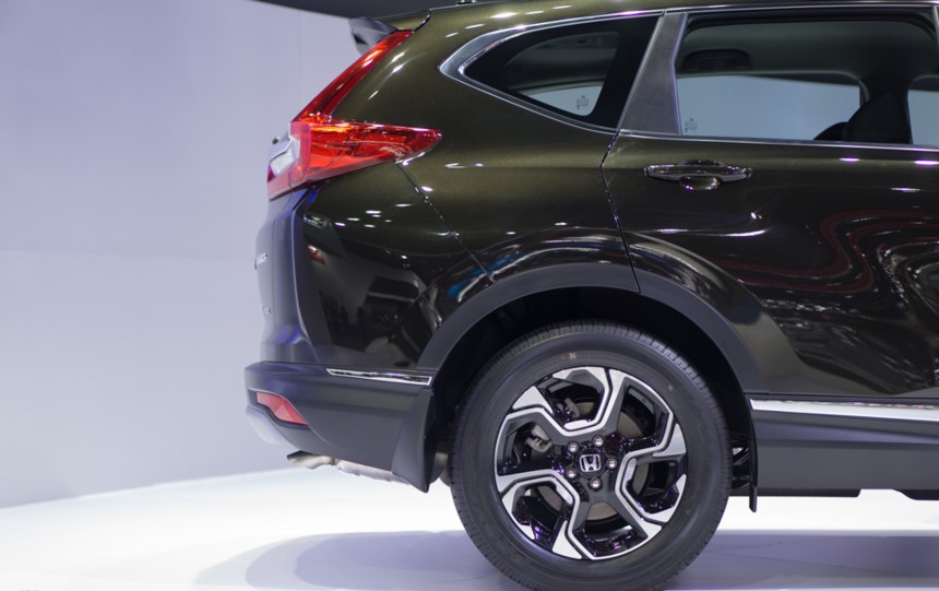 Đánh giá xe Honda CR-V 2018 bản 7 chỗ: Thiết kế cửa hất về phía đuôi.