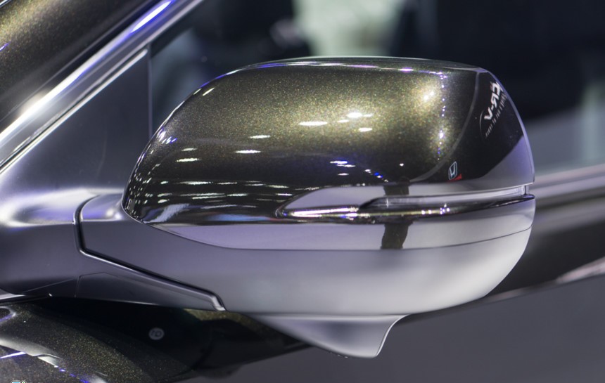 Đánh giá xe Honda CR-V 2018 bản 7 chỗ: Gương chiếu hậu tích hợp đèn báo rẽ.
