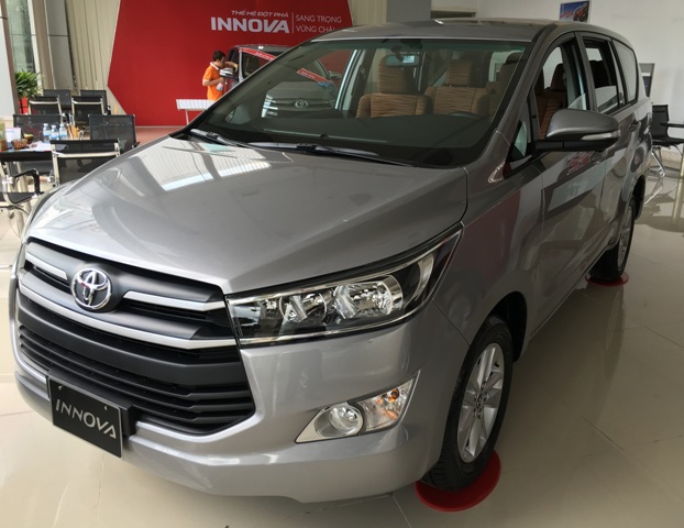 Toyota Innova màu bạc chụp ở đại lý 
