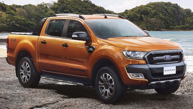 Ford Ranger màu cảm chụp từ bên sườn 