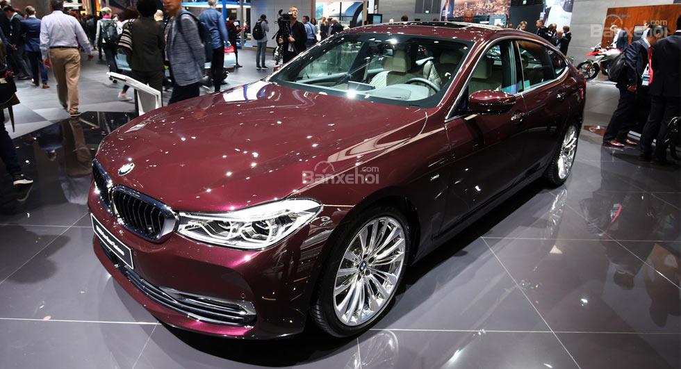 ô tô BMW 6-Series Gran Turismo màu đỏ đô, nhìn từ góc phần tư thứ nhất