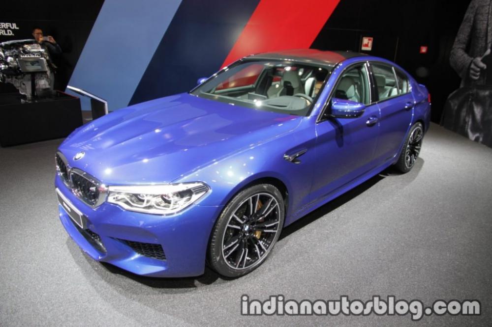 xe BMW M5 2018 màu xanh nhìn từ góc phần tư thứ nhất