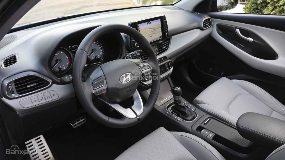 Đánh giá xe Hyundai i30 2017 về khoang nội thất a3