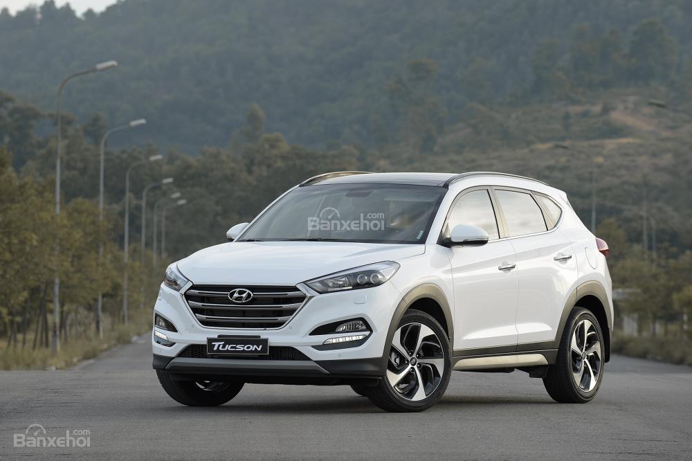 Ảnh chụp Hyundai Tucson 2017-2018 màu trắng từ phía trước