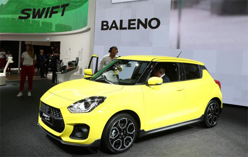 Suzuki Swift Sport màu vàng chụp từ bên sườn 