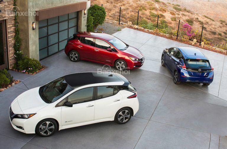 3 xe ô tô Nissan Leaf màu trắng, đỏ, xanh