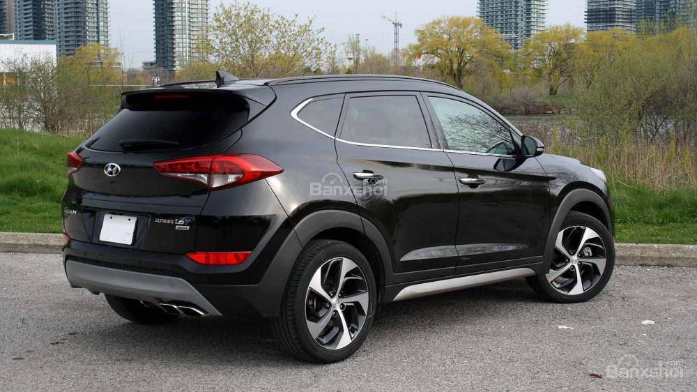 So sánh xe Honda CR-V 2017 và Hyndai Tucson 2017 về thiết kế đuôi xe a4